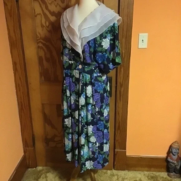 Floral Midi Dress with Sheer Collar - Picture 5 of 7